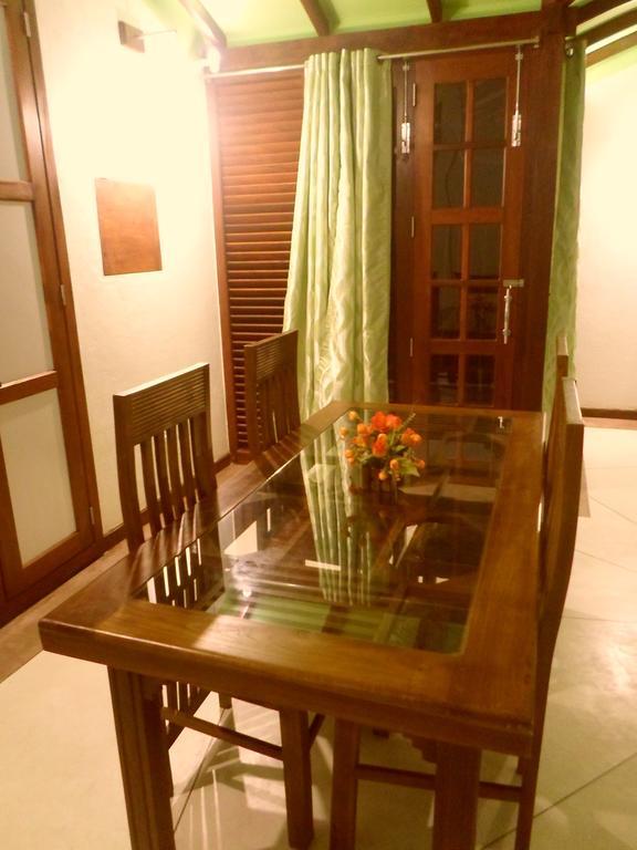 Nilas Guesthouse Hikkaduwa Rom bilde
