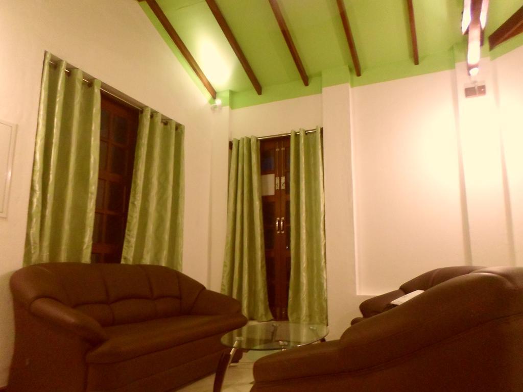 Nilas Guesthouse Hikkaduwa Rom bilde