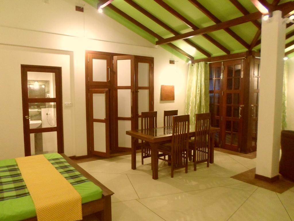 Nilas Guesthouse Hikkaduwa Rom bilde